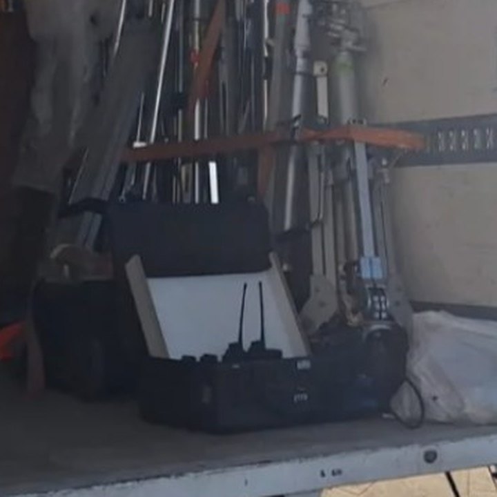 Cajas y estuches de material técnico en el camión
